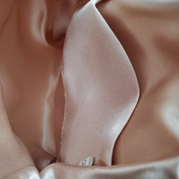 NWT Creamý Rosette Evening Handbag Georgette Satin Silvertone Round Ring Handle - Picture 11 of 11